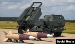 Реактивная система залпового огня на колесном шасси M142 HIMARS и ракеты ATACMS