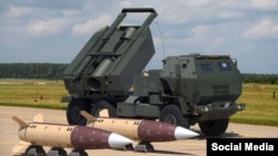 Американская реактивная система залпового огня на колесном шасси M142 HIMARS с ракетами ATACMS используется в Вооруженных силах Украины