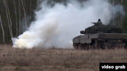 Украинские военные на танке Leopard 2