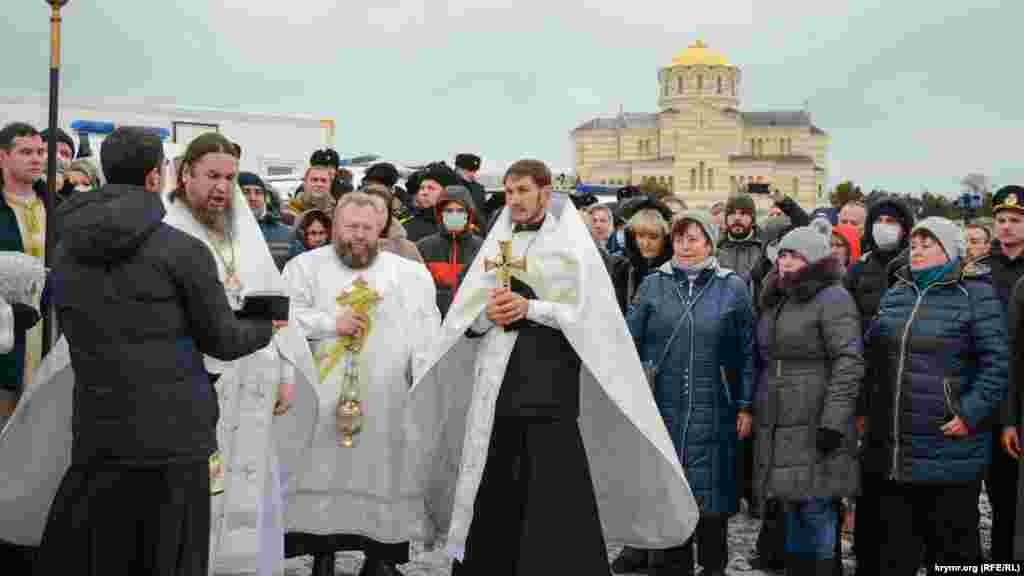 Верующие не носят маски и не соблюдают социальную дистанцию. Эти меры рекомендуют для того, чтобы не заразиться коронавирусной инфекцией