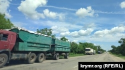 Грузовики в районе поселка Октябрьское, в направлении Симферополя, вторая фура имеет номер серии ВА – Кировоградская область