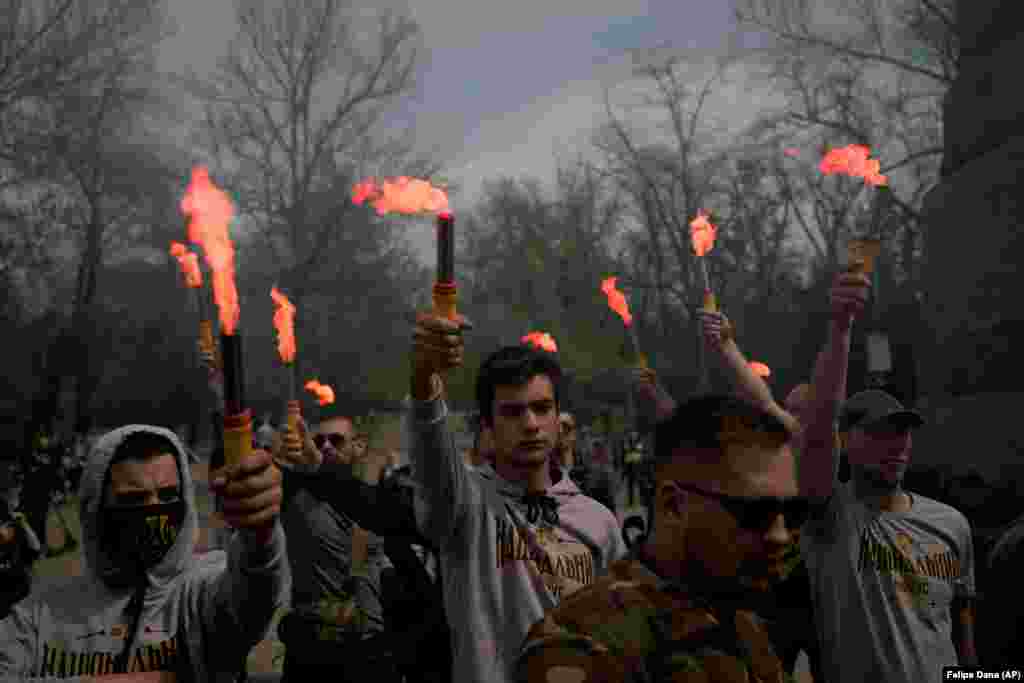 Члены националистических движений присутствуют на митинге в ознаменование семилетней годовщины смертельных столкновений, в результате которых 2 мая погибли десятки людей в Одессе, Украина. В 2014 году в столкновениях между проукраинскими и пророссийскими демонстрантами погибло 48 человек, в том числе десятки погибших в горящем здании Дома профсоюзов