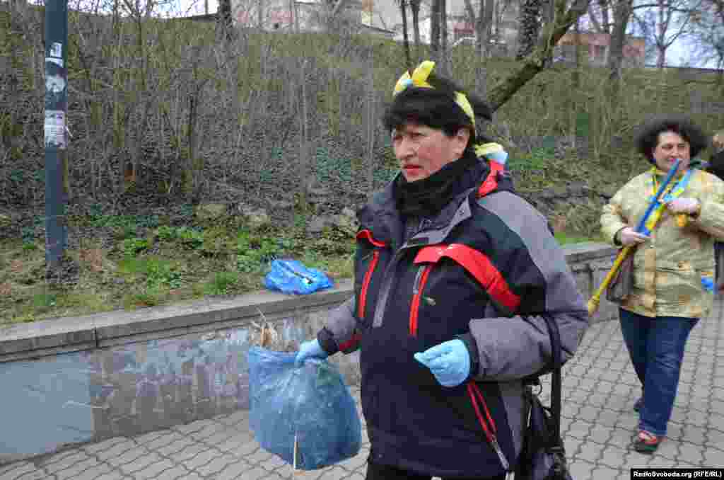 Женщины вплетали в волосы желто-голубые ленты, а мужчины были с флагами Украины.