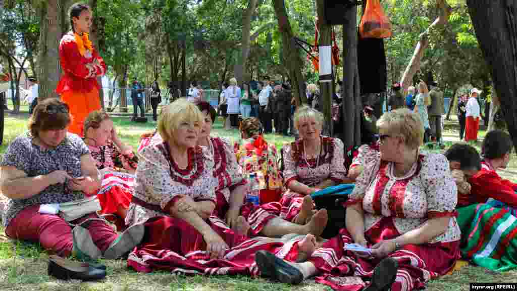 Участники фольклорных коллективов ждут окончания обряда