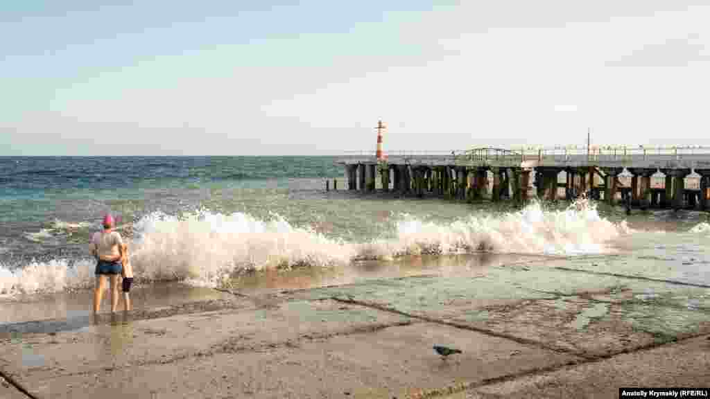 Однако шторм, произошедший в Алуште, спутал все карты местным и приезжим туристам