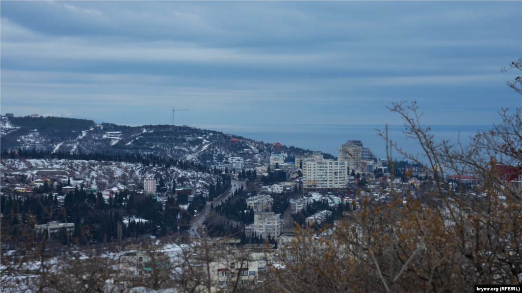 И прибрежная часть города с автодорогой Симферополь-Ялта (в центре)