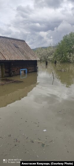 Затопленный дом по улице Красноармейская в городе Абаза в Хакасии