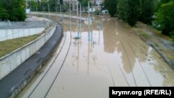 Затопленные железнодорожные пути в Севастополе, 7 июня 2019 год 