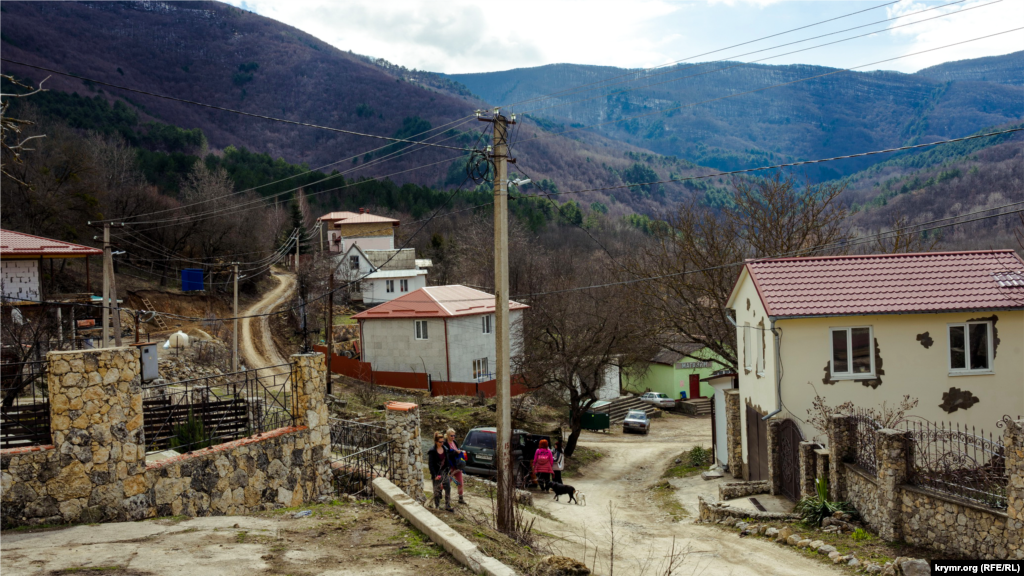 На развилке улиц Сосновая (слева) и Ключевая в Многоречье. Ими село пока и ограничивается. В конце XVIII века через тогдашнее Кучук-Озенбаш проходила одна из немногих на полуострове дорог из Бахчисарая в Ялту