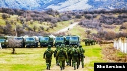 Оккупация украинского Крыма. Российские военные в селе Перевальное, 5 марта 2014 года