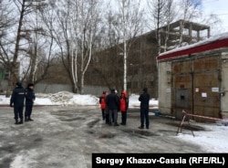 У кемеровского морга. Сотрудники МЧС разговаривают с родственниками погибших при пожаре