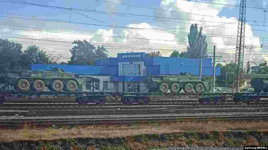 Эшелон тяжелой военной техники на железнодорожном вокзале в Джанкое, 29 сентября 2021 года