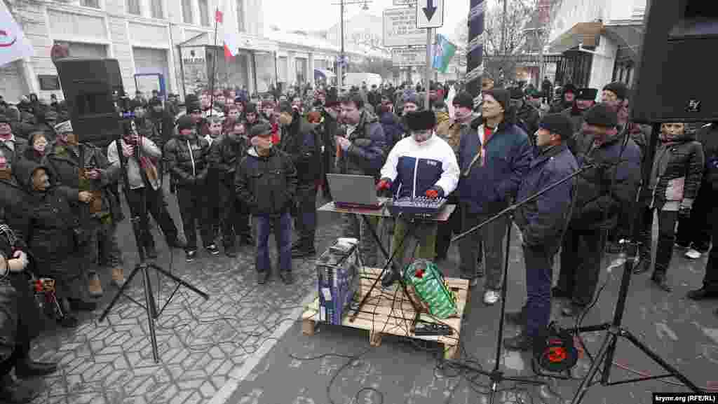 На углу Серова и Карла Маркса, в ста метрах от основной &laquo;трибуны&raquo; - дискотека. Оглушительно и непрерывно звучат речи в стиле &laquo;Отечество в опасности!&raquo;, перемежаемые патриотическими песнями Вики Цыгановой и Газманова. Здесь же записывают в &laquo;ополчение&raquo;. Достаточно предъявить водительские права или студенческий билет.