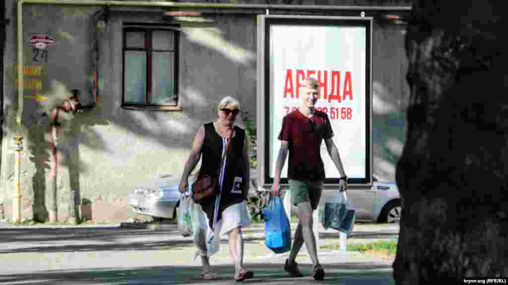 Еще один ситилайт на улице Севастопольской. Одинаковые номера телефонов указывают на то, что рекламные плоскости принадлежат одному и тому же собственнику