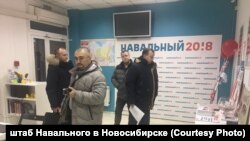 Полиция в штабе Навального в Новосибирске