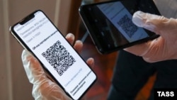 Проверка QR-кода у посетителя в одном из московских ресторанов. Иллюстрационное фото