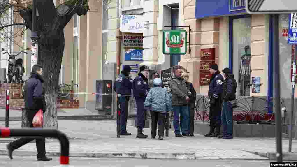 Местных жителей, живущих в зоне, пропускают после некоторого препирательства.